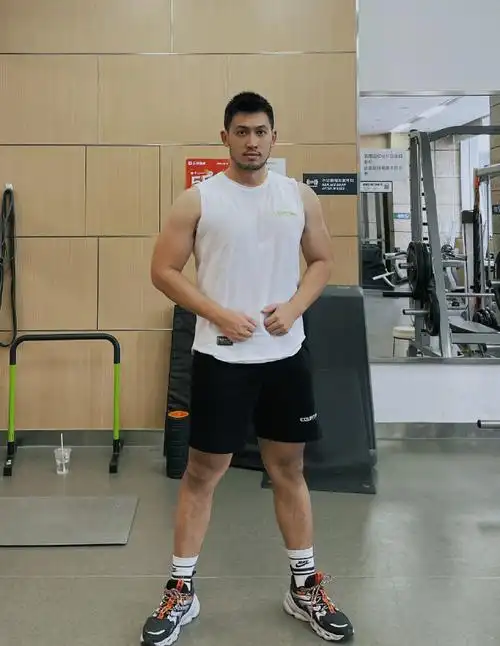 原创979kg肉壮大男孩186cm身高大长腿爱打网球喜欢健身铁憨憨一枚