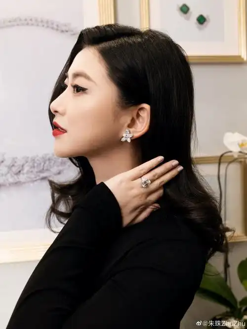 朱珠分享十年前旧照带头考古可还行不管是十年前还是现在