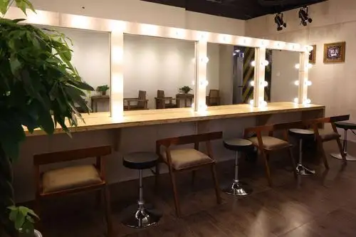 化妆间婚纱租赁区后期选片区后期产品价格透明,保证无二次消费与消费