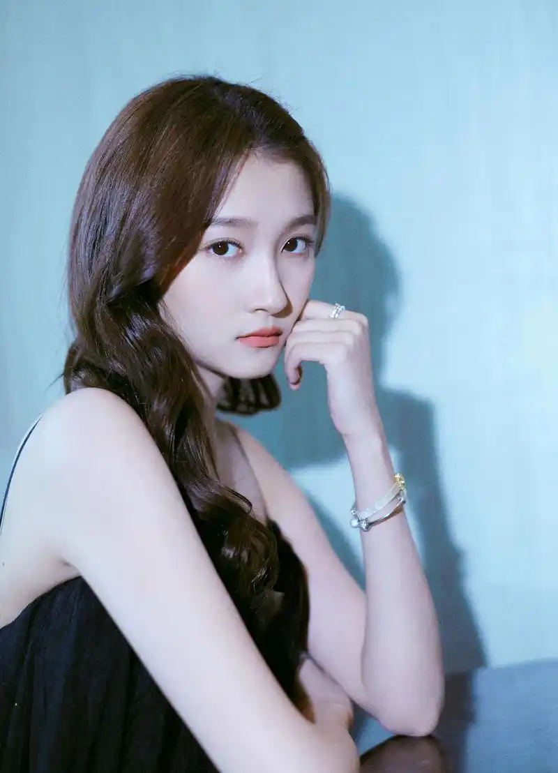 都市丽人品牌代言人关晓彤出席"都市丽人2019年秋冬新品发布会",黑色