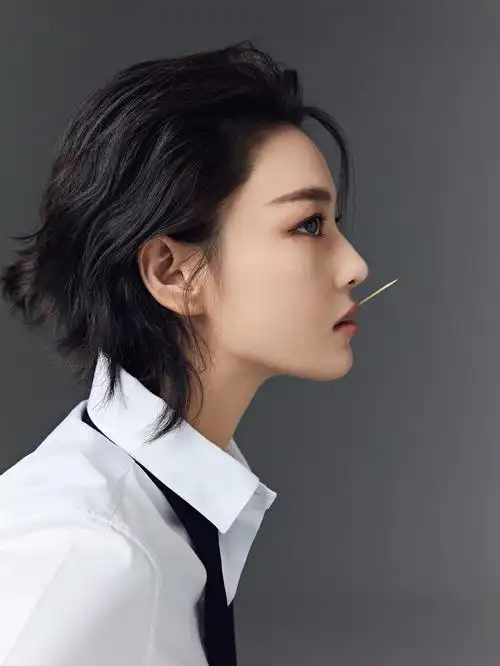 又飒又a张馨予背头短发大片释放焱人魅力