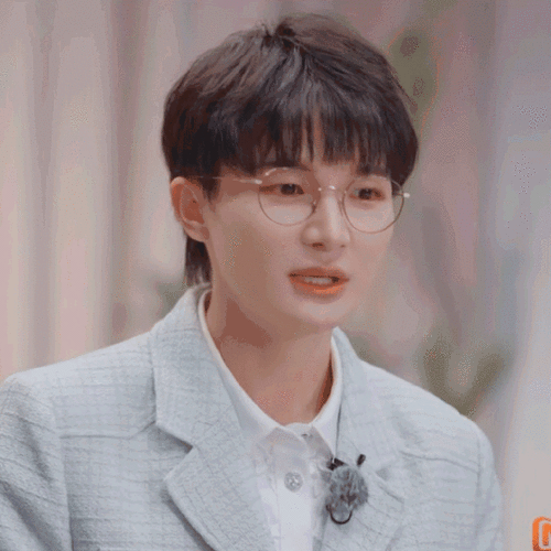 周深超话#周深声生不息家年华#    戴眼镜把我迷晕了03@卡布叻_周深