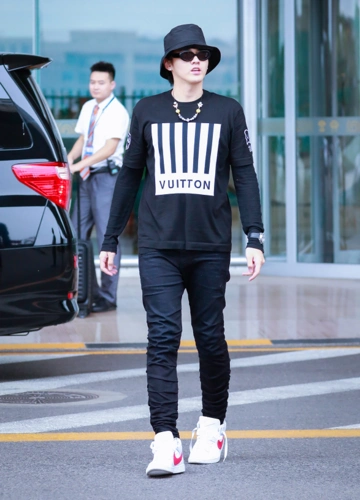 吴亦凡变瘦了,一身黑色造型现身,一路与粉丝打招呼十分暖心