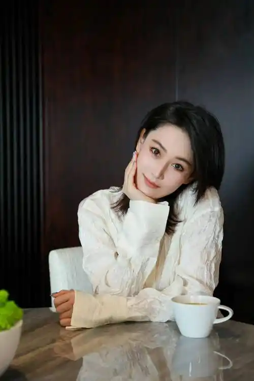 张馨予时尚写真:风韵犹存,芳华绝代