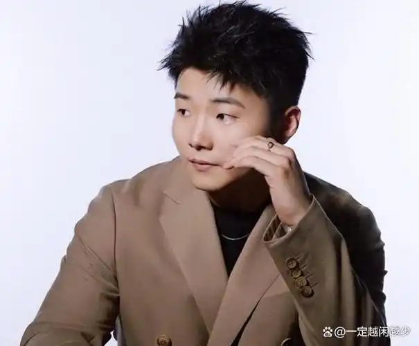 网红白小白进军娱乐圈,饭局上被众明星无视,只有汪苏泷出言安慰