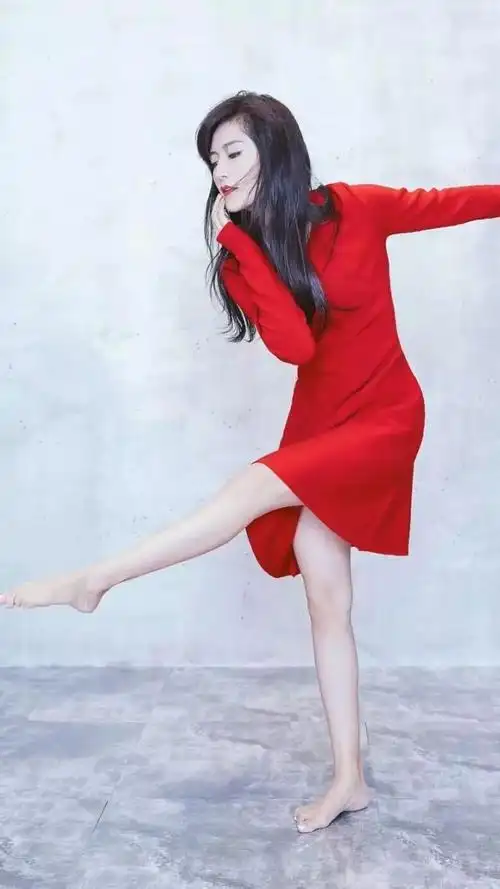 谢娜和林心如同穿黄色长裙女神范十足网友却说她赢在小心机上