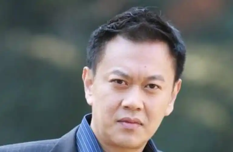 冯嘉怡,这位身价上亿的男演员,为何只愿意给张嘉译演配角