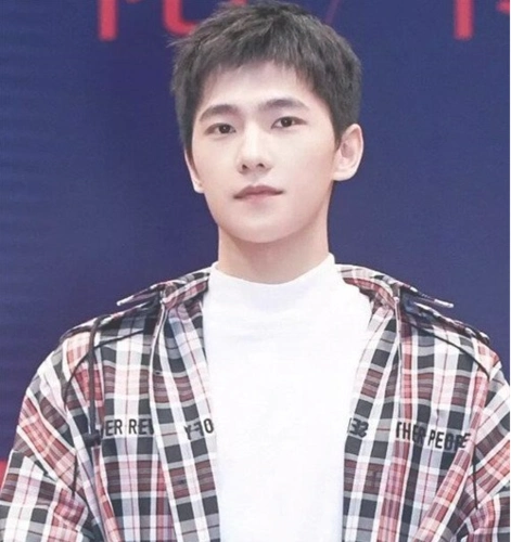 男生学生发型阳光清爽帅气短发很值得一试