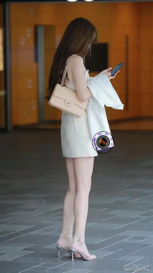 肤白貌美的姑娘,白色连衣裙搭配一字带细跟凉鞋,更显气质迷人