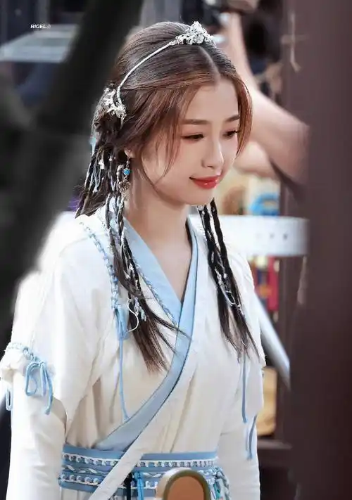 虞书欣扎麻花辫低头浅笑蓝色古装气质温柔