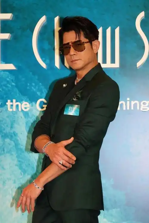 郭富城出席活动,佩戴珠宝高贵又年轻,透露方媛喜欢钻石