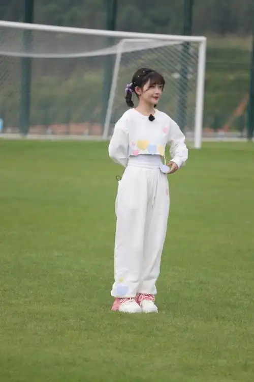 赖美云从身高上和孩子们打成一片##赖美云暖心照顾小球员