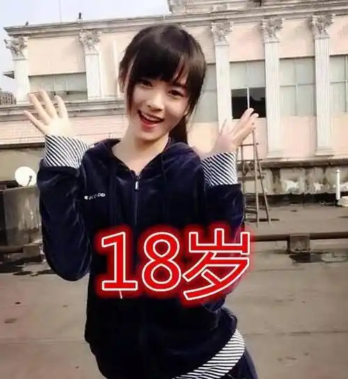 紧接着要看的就是16岁时候的鞠婧祎了,这个时候的鞠婧祎有一点方脸的