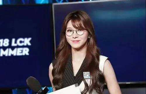 lck美女主持faker永远的痛恩静戴眼镜的小姐姐让人印象深刻