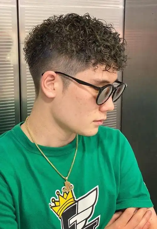 男士发型新风尚:两侧铲短头顶烫卷卷|卷发|脸型|时尚品味_网易订阅