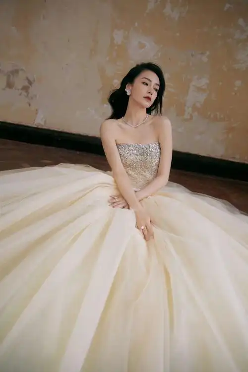 杨颖微博之夜第三套衣服数字高定 也太绝了吧!