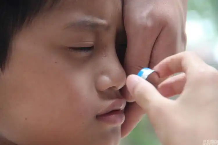 河南男孩自小近视2000度 不知道亲妈长啥样