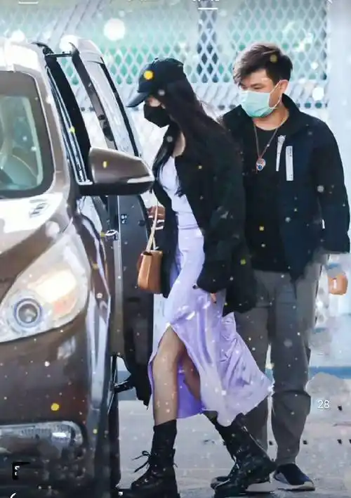 杨幂穿时尚长裙回京!