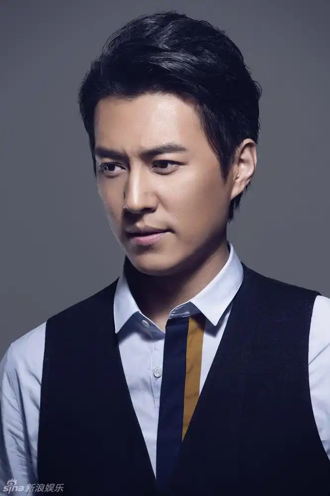 新浪娱乐讯 近日《伪装者》里的高冷长官靳东一组全新写真曝光.