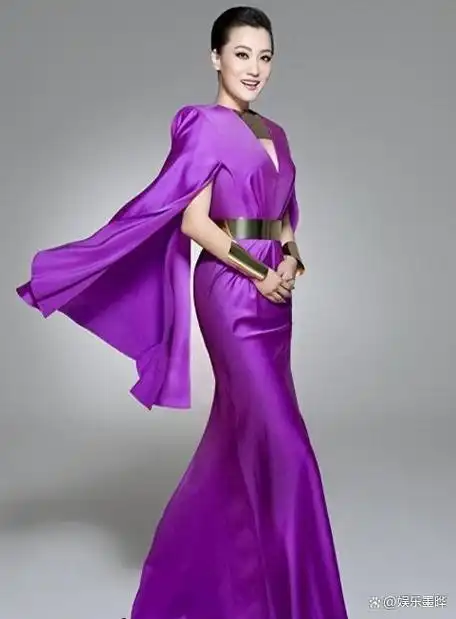 个子高挑的谭晶,中国军旅歌手第一美女,42岁依然身处巅峰