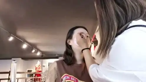 女大学生第一次让别人给自己化妆,看看化妆师和自己化的有何