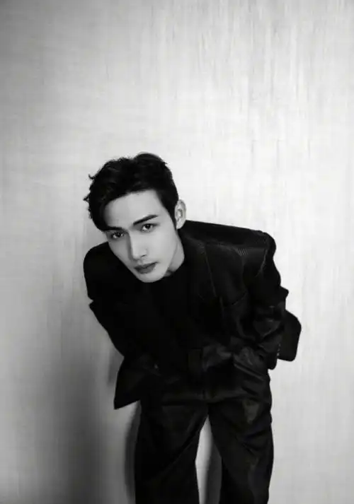 张彬彬晒周杰伦古早味手机壳应援粉丝为其布置作业唱周董新歌