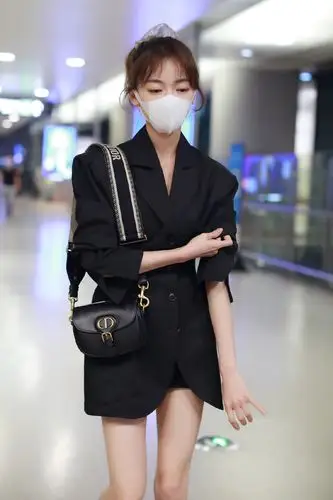 这次吴谨言现身机场,穿着黑色西装配渔网绑带鞋,简直太牛掰了.