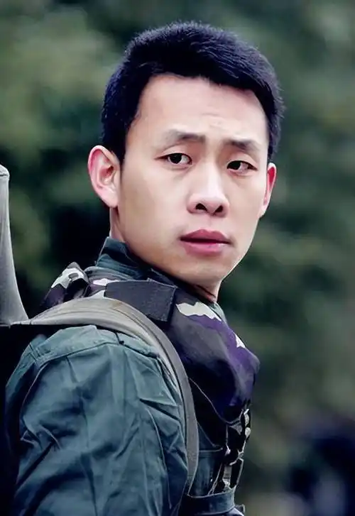 张译:7岁救下全家,守护植物人初恋10年,娶二婚女主持终获幸福_父母