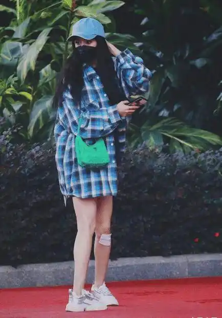 最新女星机场私服街拍,夏日穿搭感十足,果真是不潮不出街