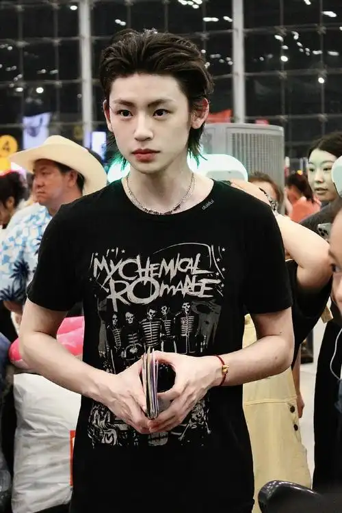 小鬼泰国出发回国#  小鬼王琳凯泰国7615北京饭拍  好嫩的少年感