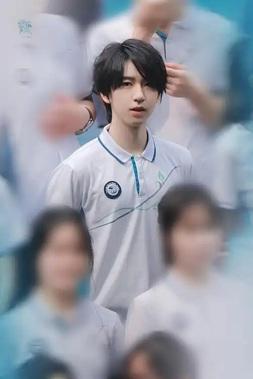 贺峻霖回校拍毕业照