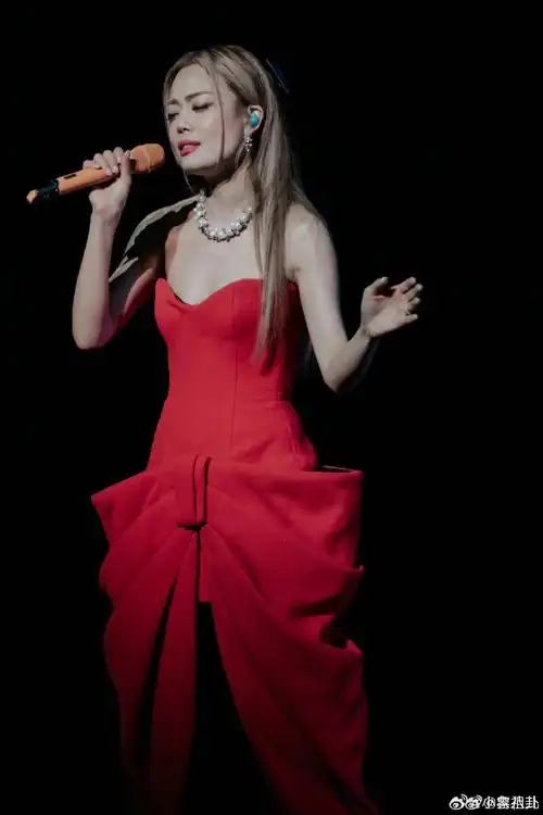 容祖儿红色长裙##容祖儿金发