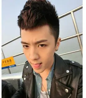 男学生莫西干头发型