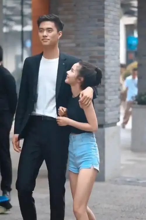 这对小情侣的装扮很简单,穿出来的效果也是蛮不错的.