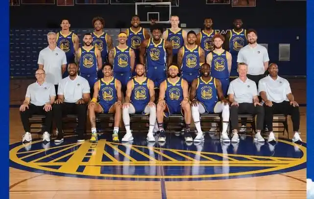 库里,汤普森坐在c位出镜,怀斯曼拄双拐抢镜,如此全家福真是其乐融融