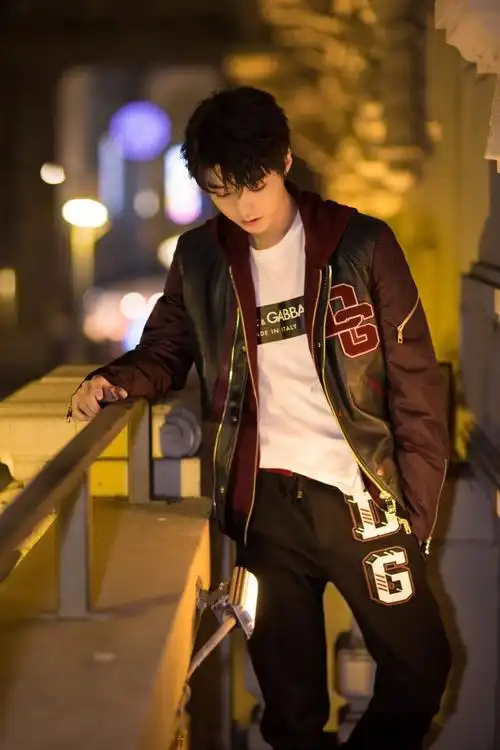 王俊凯米兰街拍装