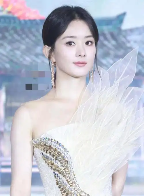 赵丽颖:气场完美契合剧中女主 赵丽颖参加新剧《与凤行》发布会,与