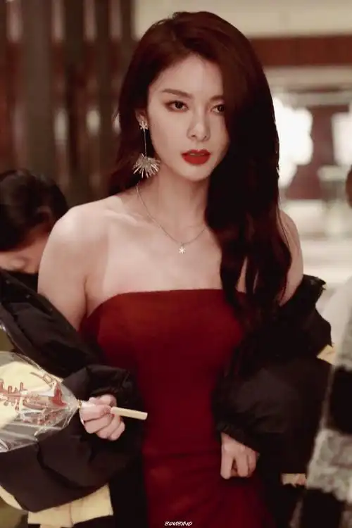 傅菁红色纱裙造型##傅菁红色薄纱礼服