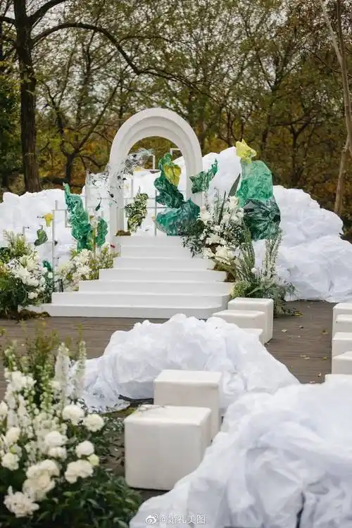 婚礼的主基调为白色云朵,涂鸦装置做点缀,野生的创作……__财经头条