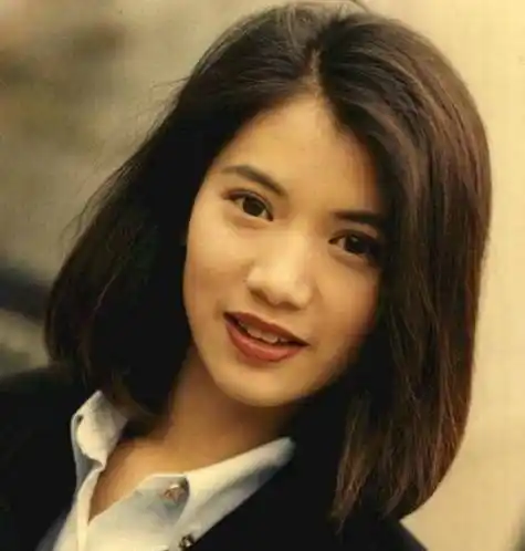 49岁港姐冠军袁咏仪,出道多年逐渐淡出,最近凭借皇后角色翻红_明星