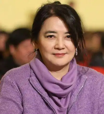 网友在其博客上传台湾昔日玉女胡慧中近照,照片中胡慧中皮肤有些松弛