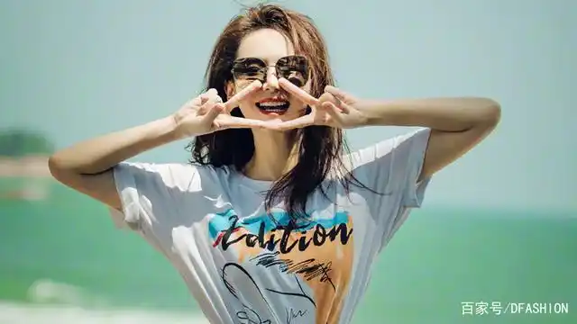 明星戚薇释出一组夏日海边私服风尚美照,印花t恤搭配白色牛仔裙
