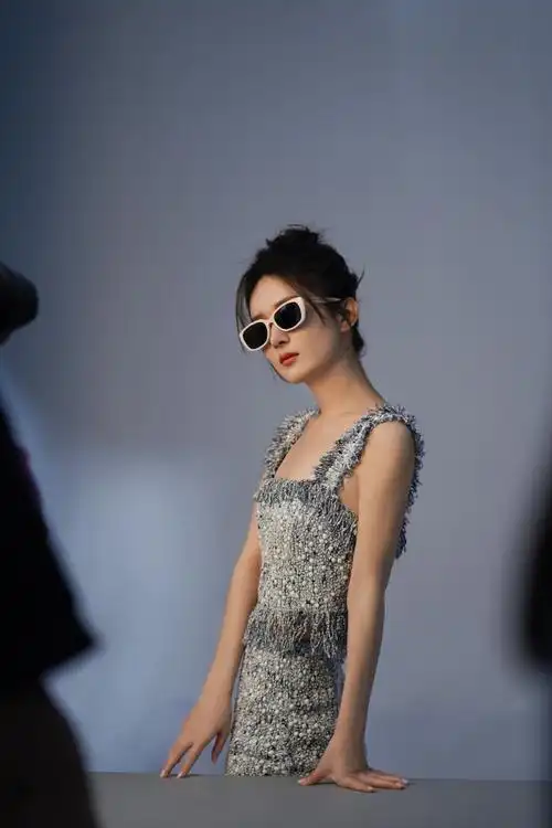 赵丽颖最新时尚大片释出戴眼镜高冷御姐范十足