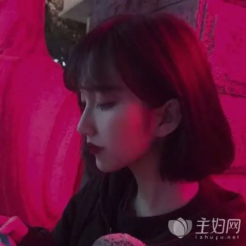 的短发波波头发型一直以来很受欢迎,这样也是每年流行短发中超人气款