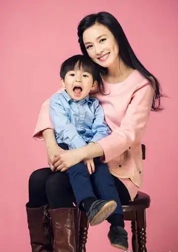 张庭与儿子(资料图)据台湾媒体报道,张庭近期带3岁儿子林秉翰上大陆