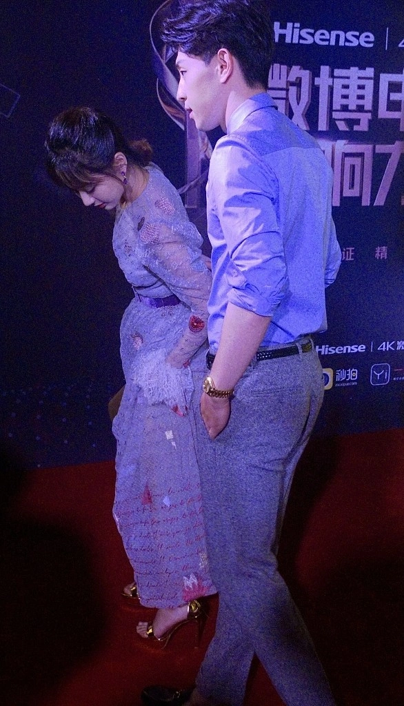 在邓伦身边的杨紫一点都不胖虽然服装显得臃肿但看着也苗条