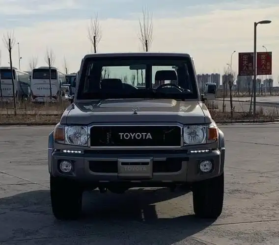 对于喜欢丰田硬派越野车的朋友来说,经典的丰田普拉多和丰田兰德酷路