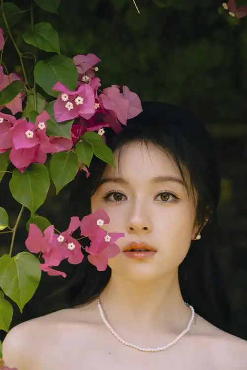 李兰迪海南plog##李兰迪黑色丝绒礼裙