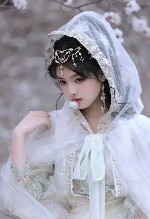 艾米白色汉服仙气飘飘写真_长发_折扇_照片