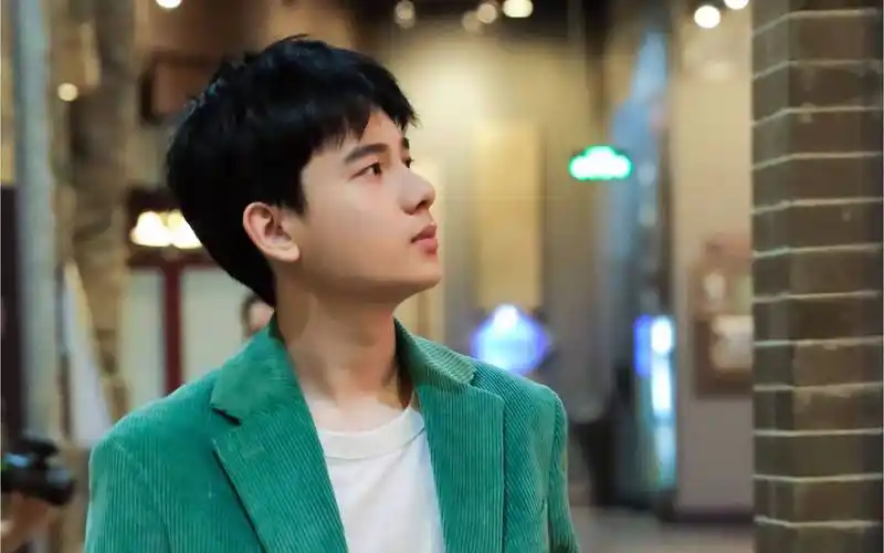 胡先煦一句话引爆热搜,直播间"得罪"众人,网友:求生欲很强!